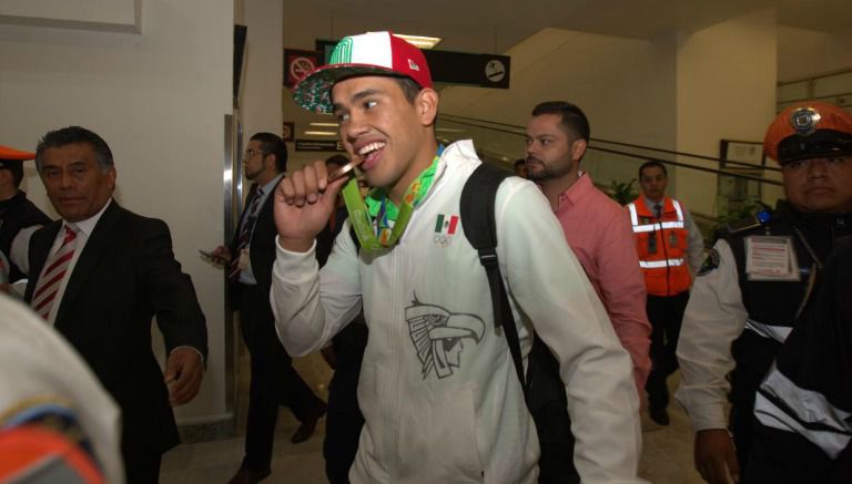 Misael Rodríguez a su llegada al aeropuerto de la Ciudad de México