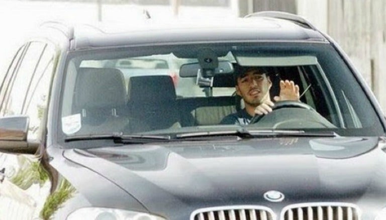 Luis Suárez saliendo en su camioneta de un entrenamiento del Barcelona