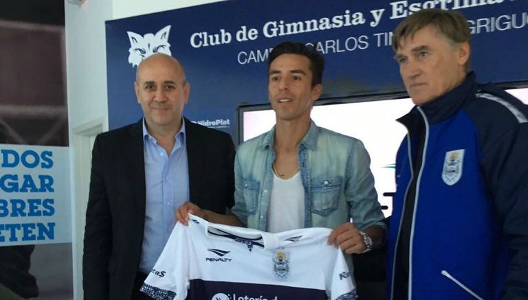 Lucas Lobos en su presentación con Gimnasia LP