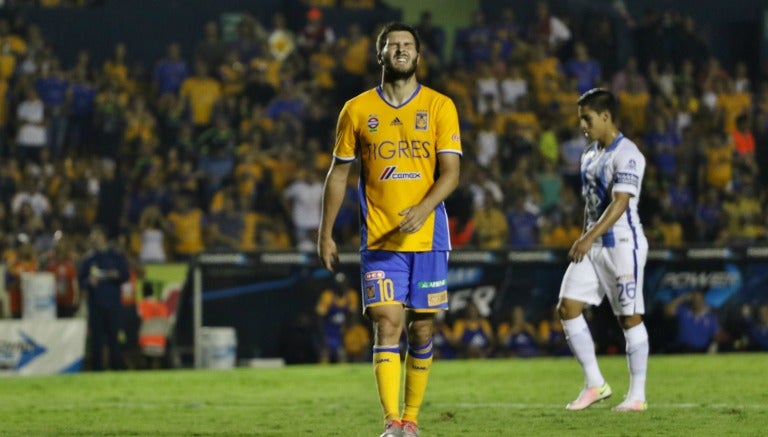 Gignac se duele de la pierna durante el juego contra Pachuca