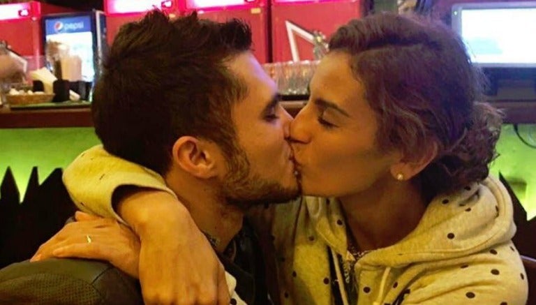 Paola Espinosa e Iván García se dan un beso en Brasil