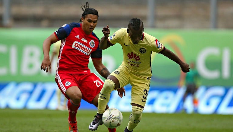 Carlos Peña y Darwin Quintero pelean un balón durante el Clásico de Cuartos de Final