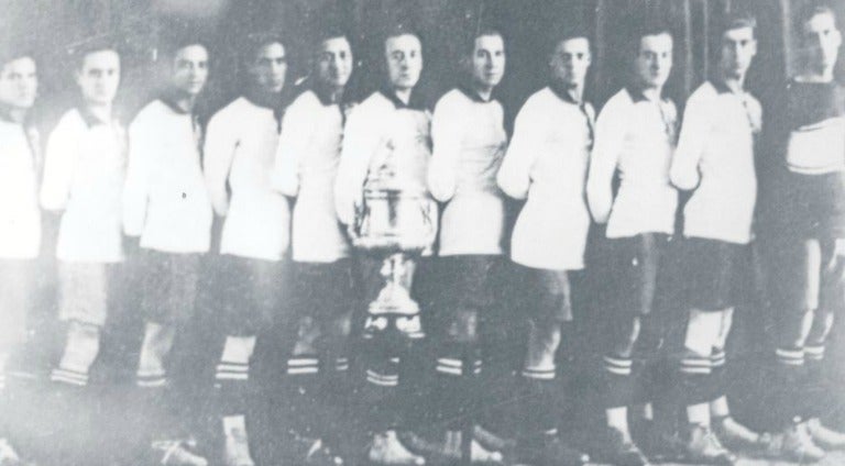 Los jugadores de América posan junto al trofeo de Campeones en 1926