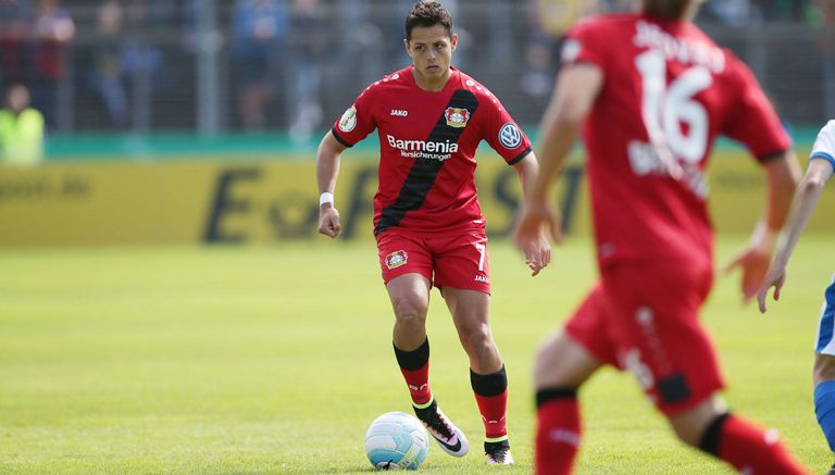 Chicharito controla el balón en juego del Bayer Leverkusen