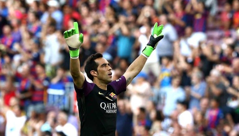 Bravo festejando gol de Luis Suárez