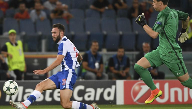 Miguel Layún dispara al arco de Szczesny en el partido contra la Roma