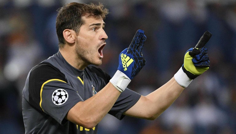 Iker Casillas da indicaciones en juego de Porto contra la Roma