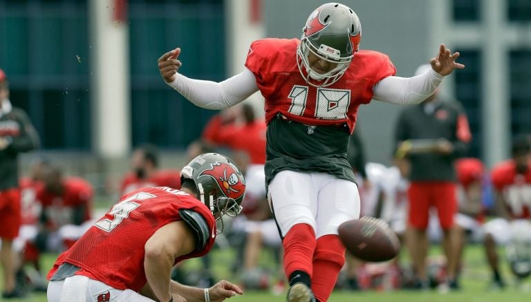 Roberto Aguayo realiza un tiro de campo en un partido con Tampa Bay