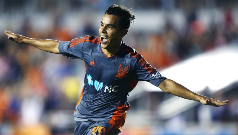 Omar Bravo celebra un gol con el Carolina RailHawks