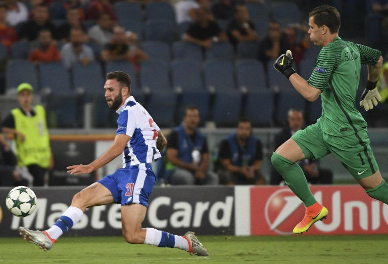 Layún define ante la salida del portero 