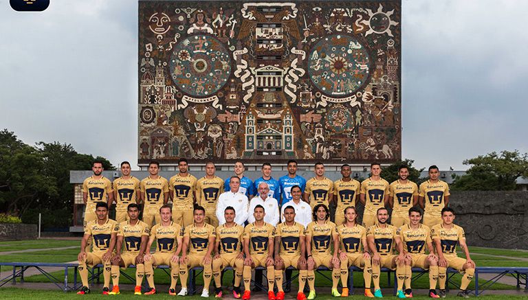 El equipo de Pumas, frente a la Biblioteca Central de la UNAM