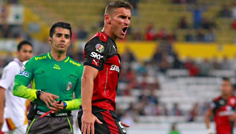 Gonzalo Bergessio reclama durante un juego del Atlas por Copa MX