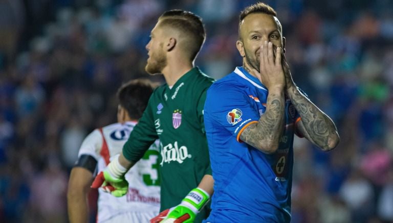 Matías Vuoso se lamenta durante un juego de Cruz Azul por la Copa MX