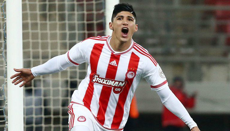 Alan Pulido festeja un gol en duelo de Olympiacos