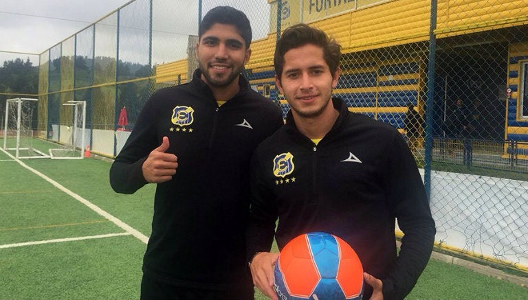 Steven Almeida e Iván Ochoa posan con balón e indumentaria de Everton 