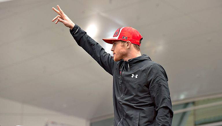 El Canelo saluda durante una ceremonia de pesaje