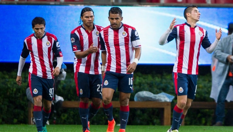 Futbolistas de Chivas celebran el gol de Brizuela