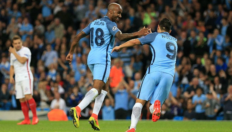 Jugadores de Manchester City festejan gol en Playoffs de Champions 