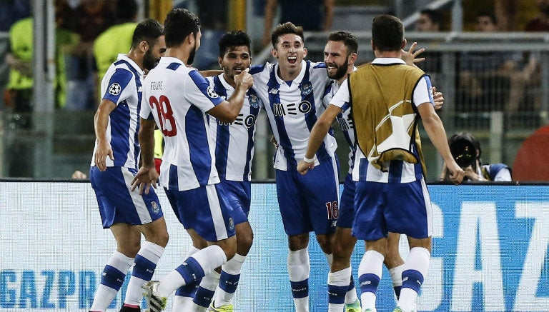 Mexicanos del Porto festejan gol contra la Roma 