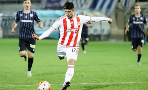 Pulido apunto de sacar un tiro en un partido con el Olympiacos