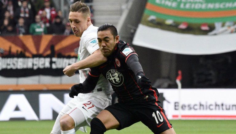 Marco Fabián disputa el esférico en partido con el Eintracht