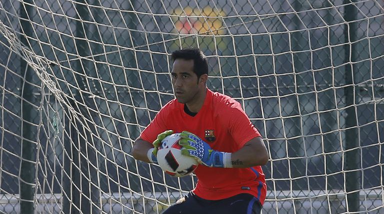 Claudio Bravo durante un entrenamiento del Barcelona