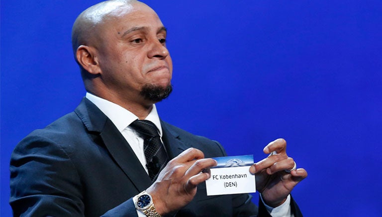 Roberto Carlos durante el sorteo de Champions League