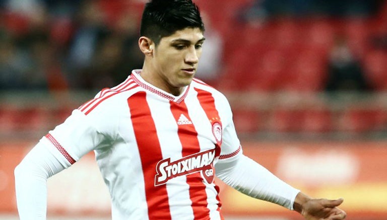 Alan Pulido disputa partido con el Olympiacos