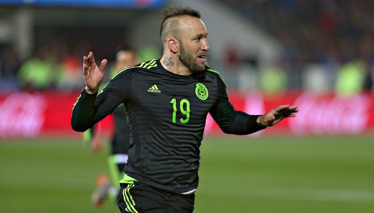 Vuoso celebra un gol durante un partido con el Tri