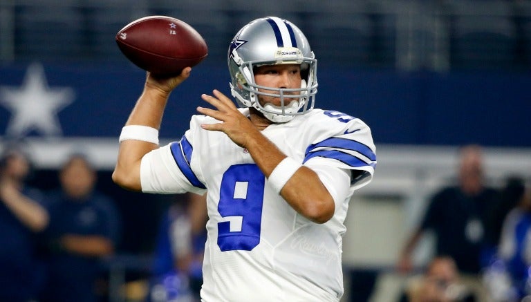 Tony Romo a punto de lanzar el ovoide