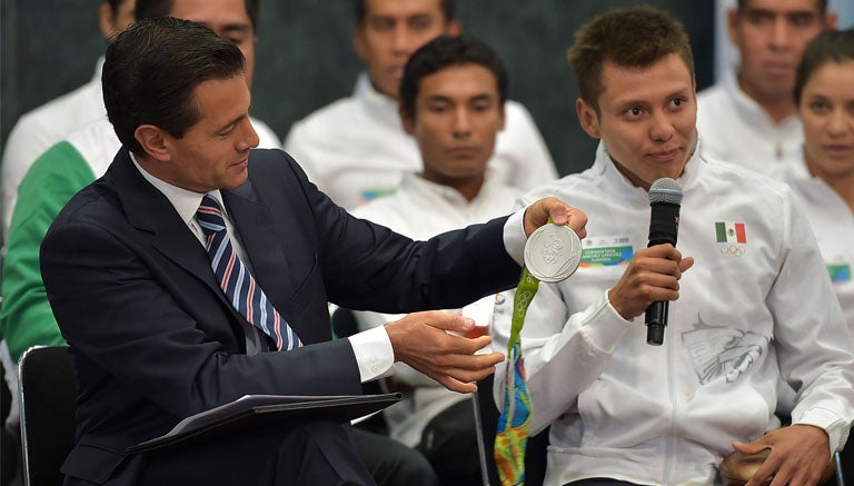 Peña Nieto observa la medalla de plata de Germán Sánchez