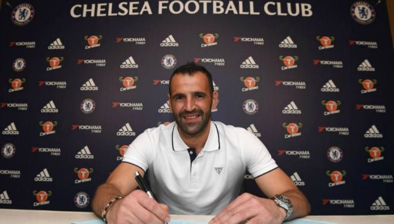 Eduardo Carvalho firmando su contrato con el Chelsea