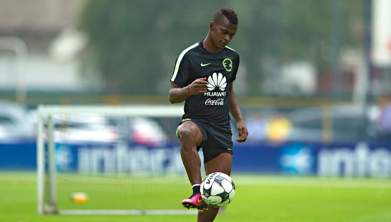 Darwin Quintero en un entrenamiento previo a la Jornada 7