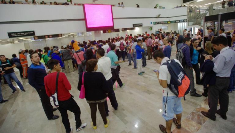 Afición del Rebaño en el aeropuerto de la CDMX