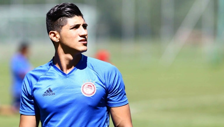 Alan Pulido en entrenamiento con Olympiacos