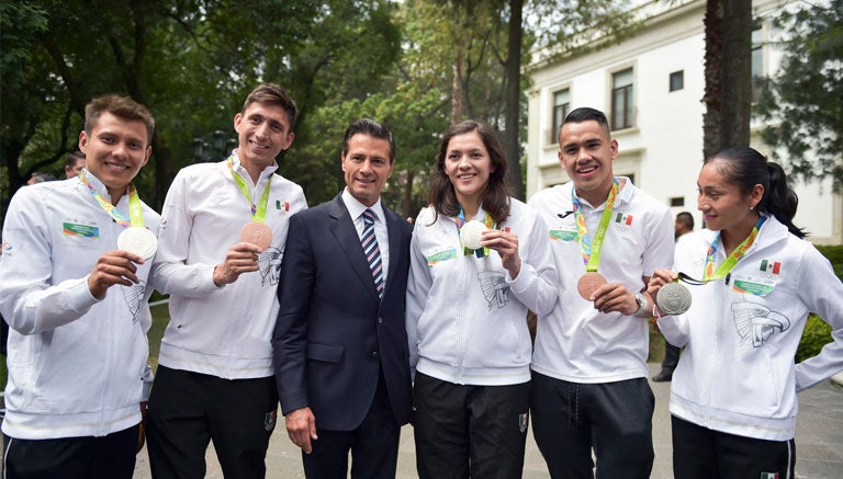 Peña Nieto acompañado de los medallistas olímpicos