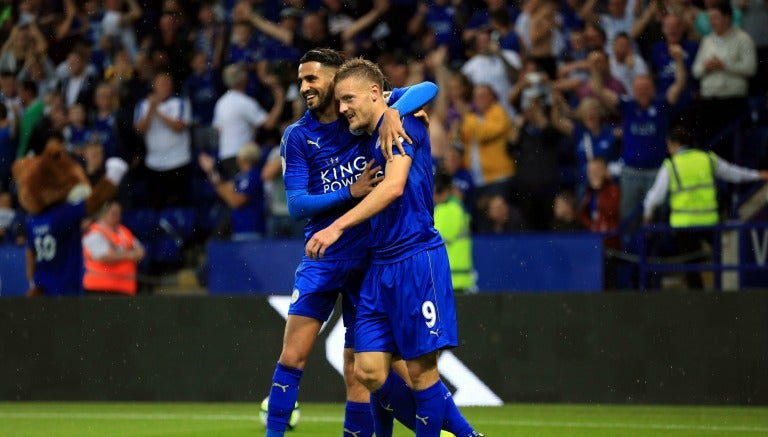 Vardy y Mahrez celebran gol contra el Swansea City