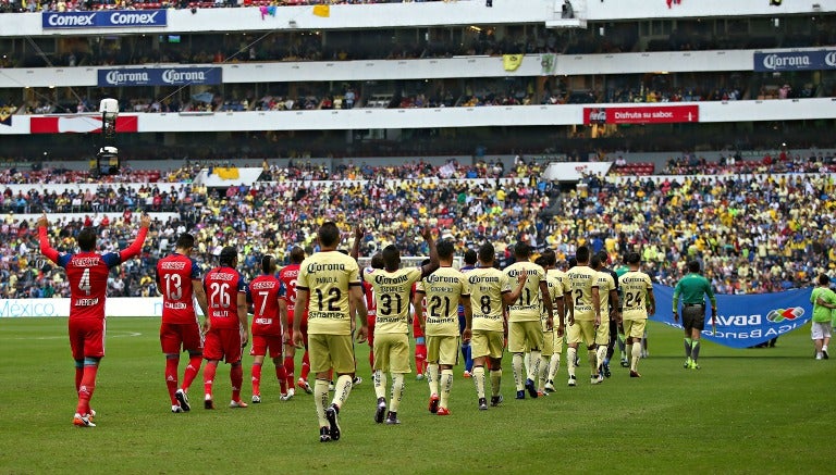 Plantilla de Chivas y América en la cancha del Estadio Azteca