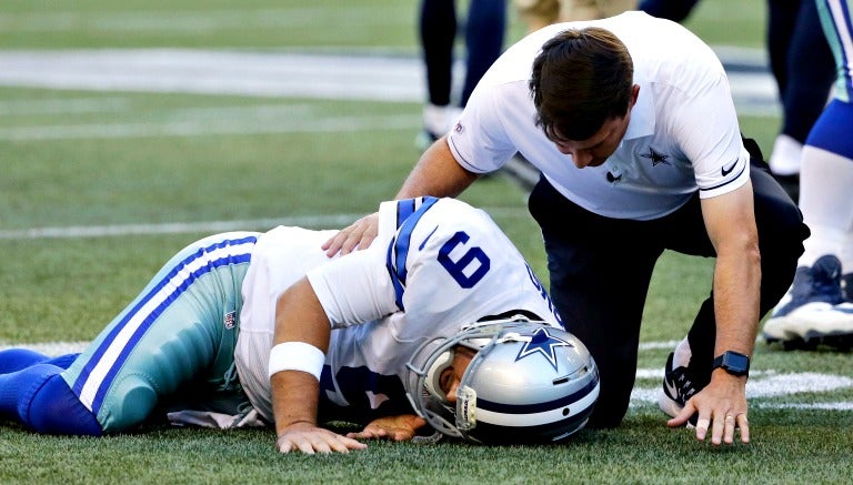 Romo tendido en el campo luego de recibir un golpe de Cliff Avrill