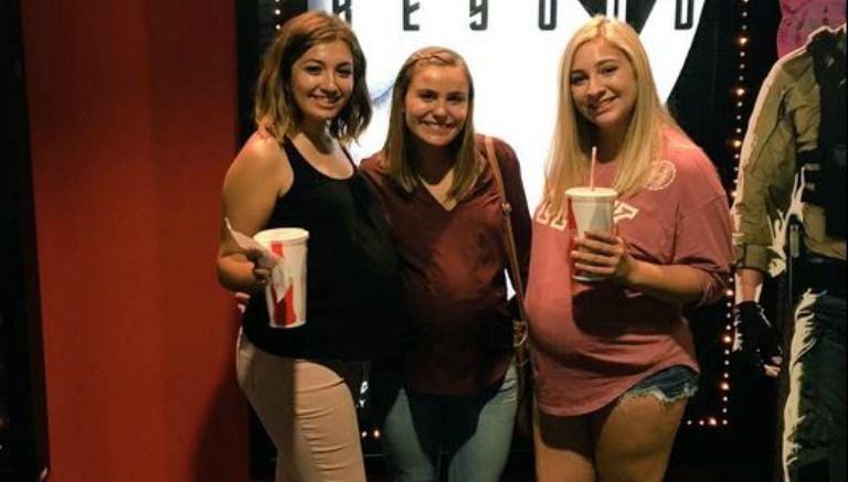 Las chicas posan en un cine de California 