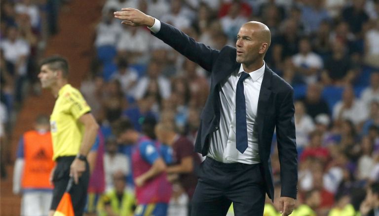 El francés Zinedine Zidane da una indicación técnica durante el juego