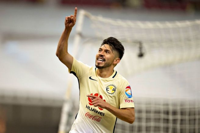 Oribe Peralta festeja un gol con las Águilas