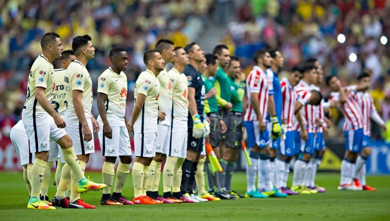 Los jugadores de América y Chivas en la ceremonia protocolaria previo al partido