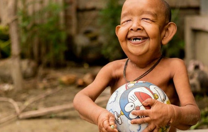 El pequeño Bayezid jugando con una pelota