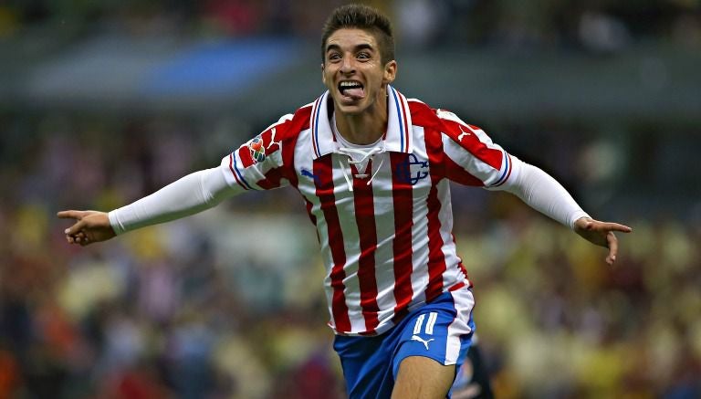 Brizuela celebra uno de sus dos goles en el Clásico Nacional