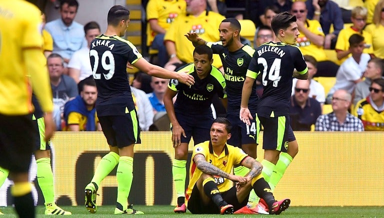 Jugadores felicitan a Alexis después de anotarle al Watford