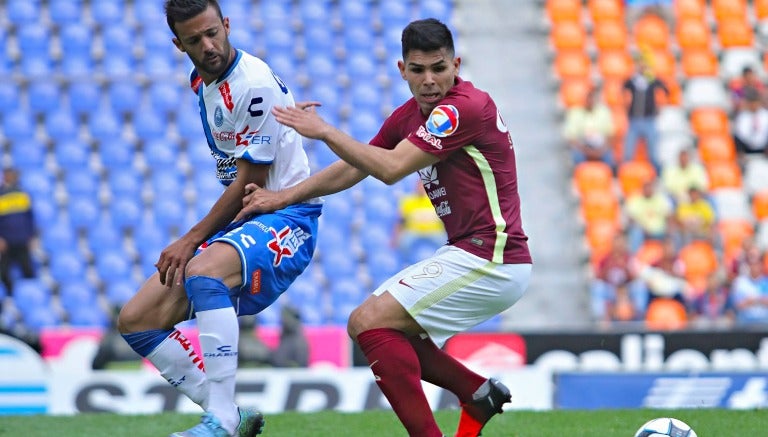 Silvio Romero busca el balón en el partido contra Puebla 