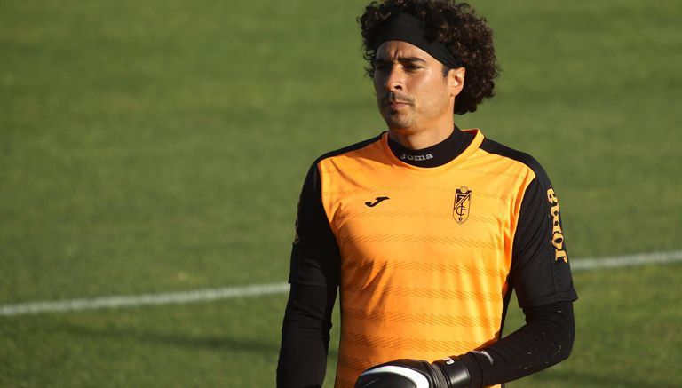 Guillermo Ochoa, en una  práctica con el Granada