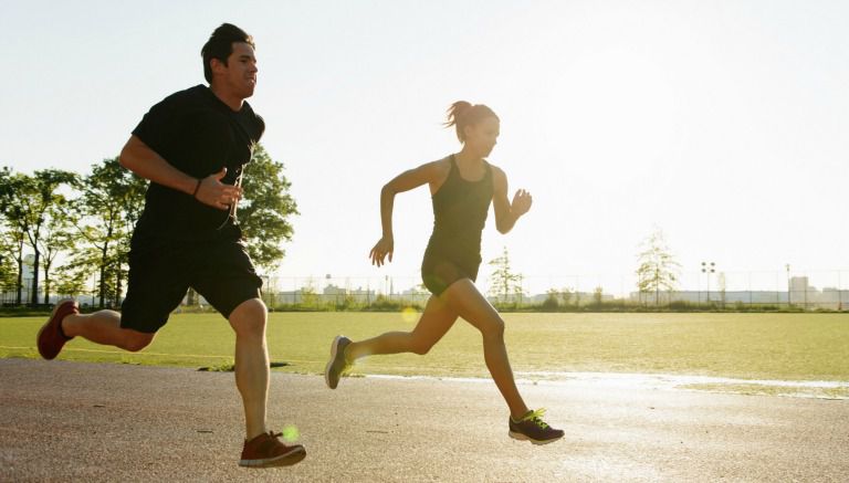 Dos personas corriendo 