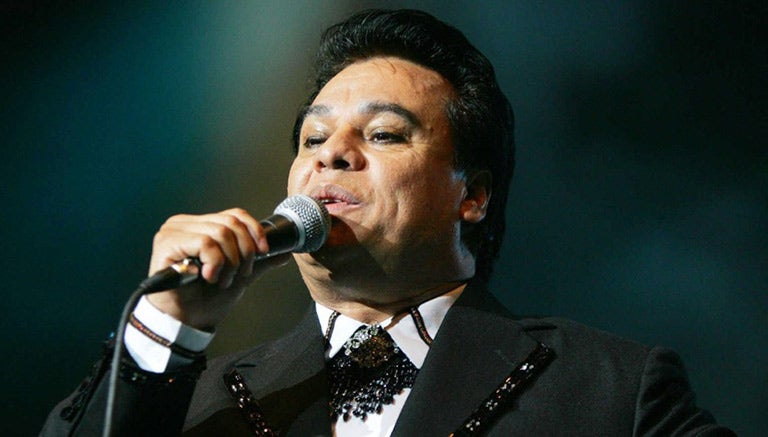 Juan Gabriel, durante un concierto